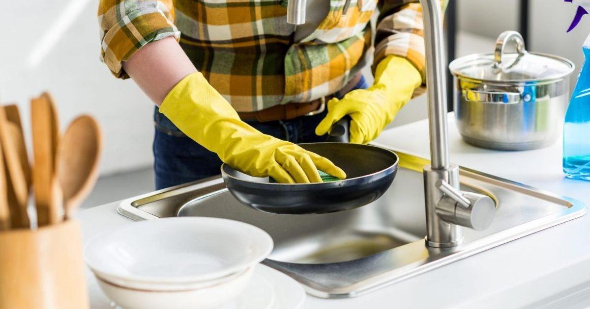 Cómo limpiar utensilios de cocina y para hornear antiadherentes Cómo limpiar utensilios de cocina y para hornear antiadherentes