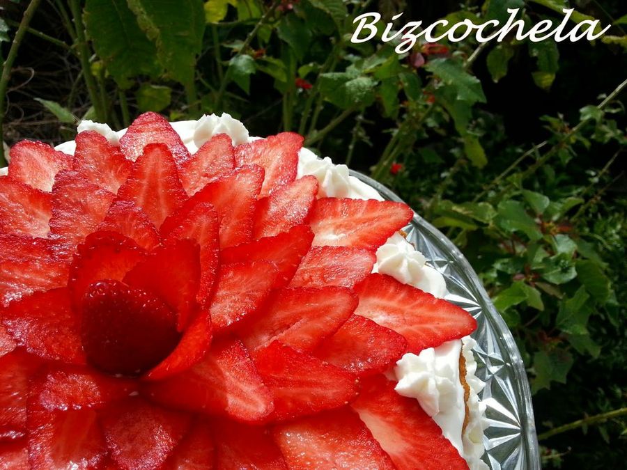 Tarta de fresas con nata