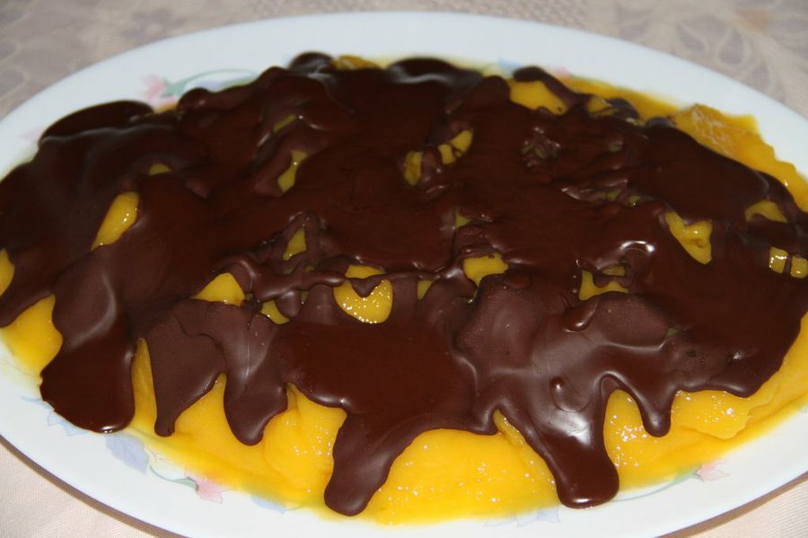  Helado de mango con cobertura de chocolate.
