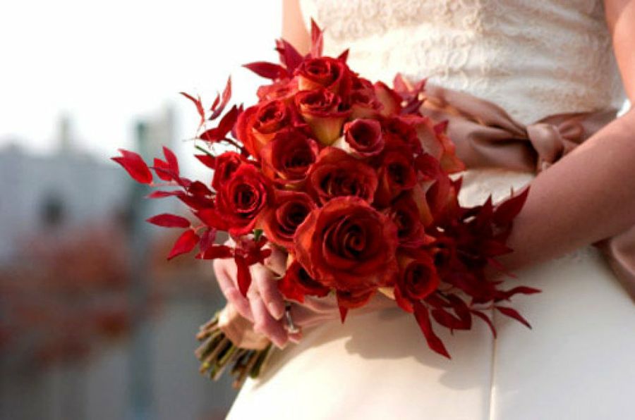 Ramos de novia con flores rojas | Bodas