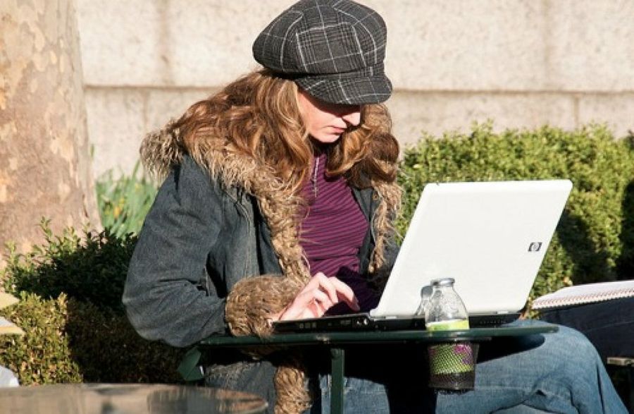 adolescente con ordenador