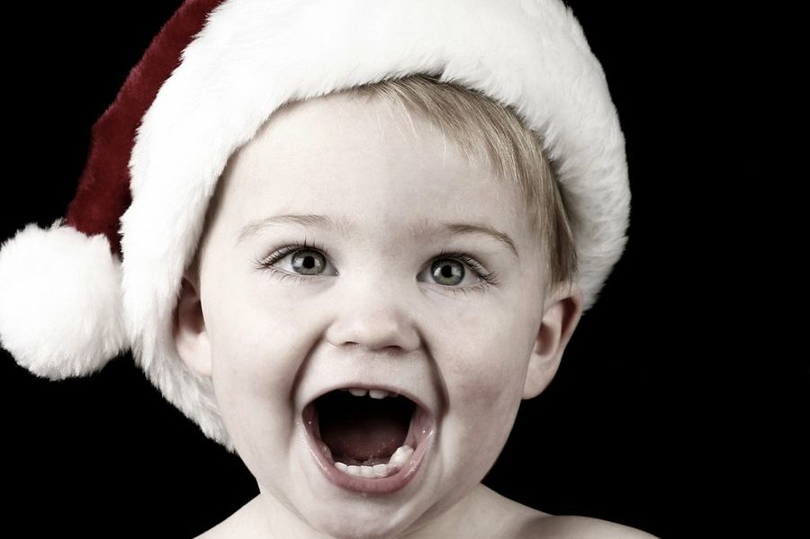 niño contento Navidad gorro