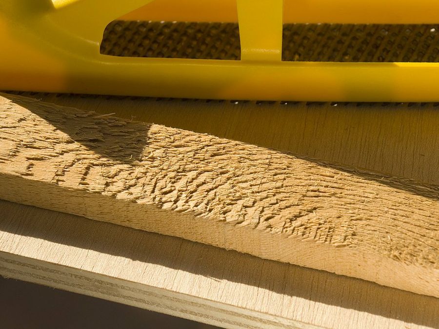 Listón con la superficie muy áspera, antes del lijado.