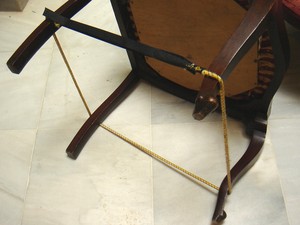Tensor casero fabricado con velcro y gomas de equipaje