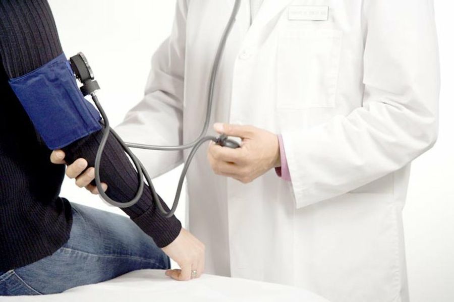 doctor tomando tensión