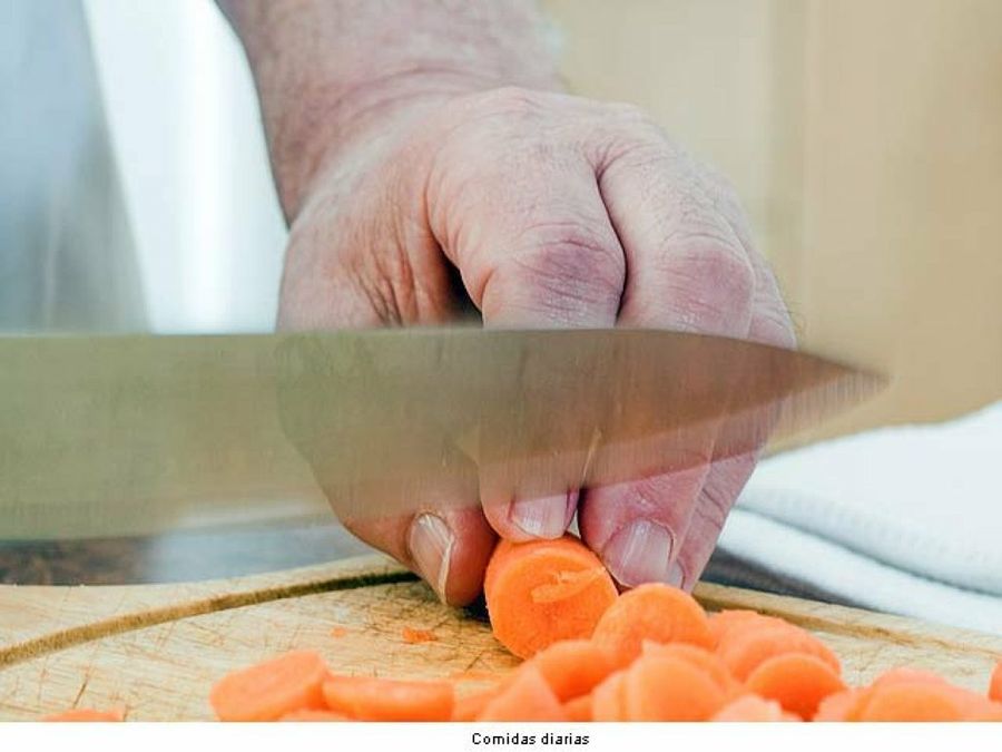 mujer partiendo zanahoria