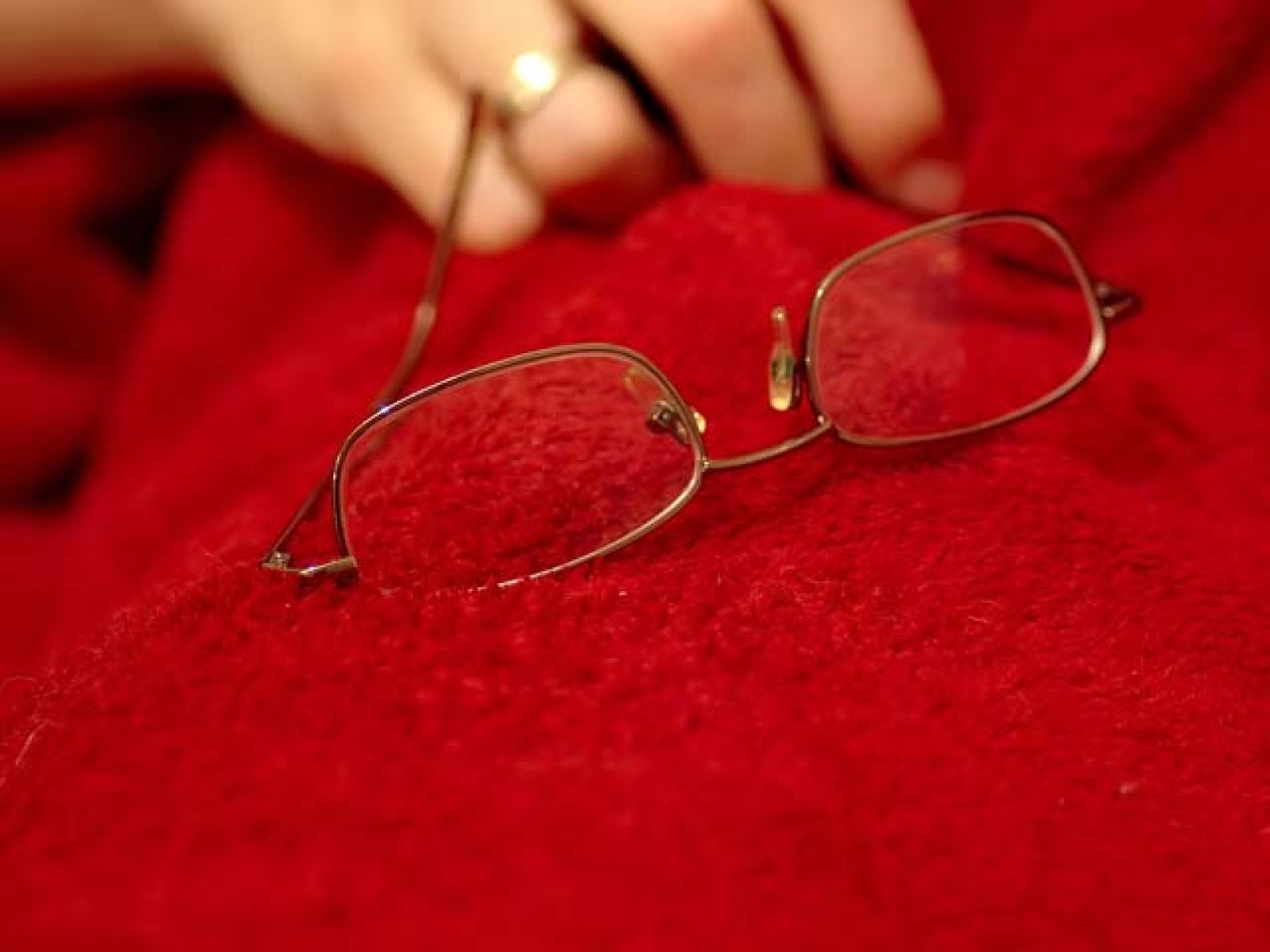 mano con gafas