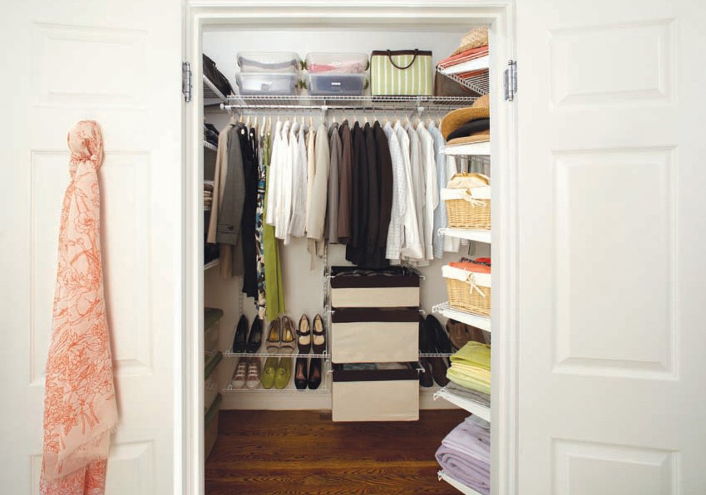 Cómo organizar un armario empotrado - 5 consejos para tener orden y  aprovechar este espacio