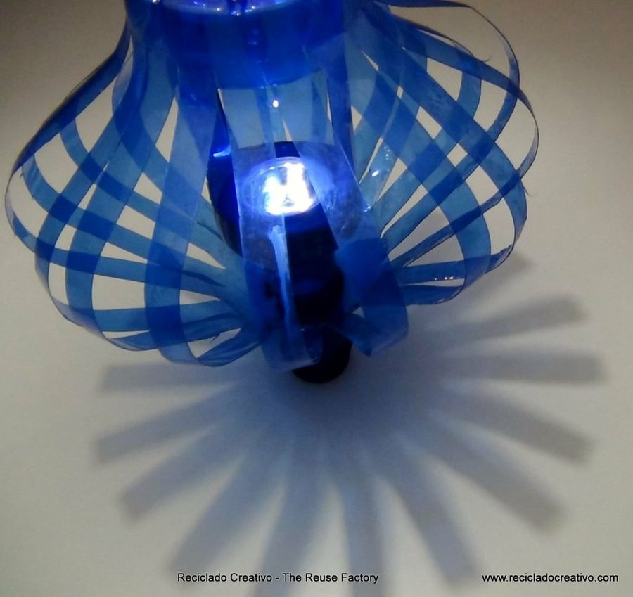 Sencilla lámpara realizada reciclando dos de plástico | Decoración
