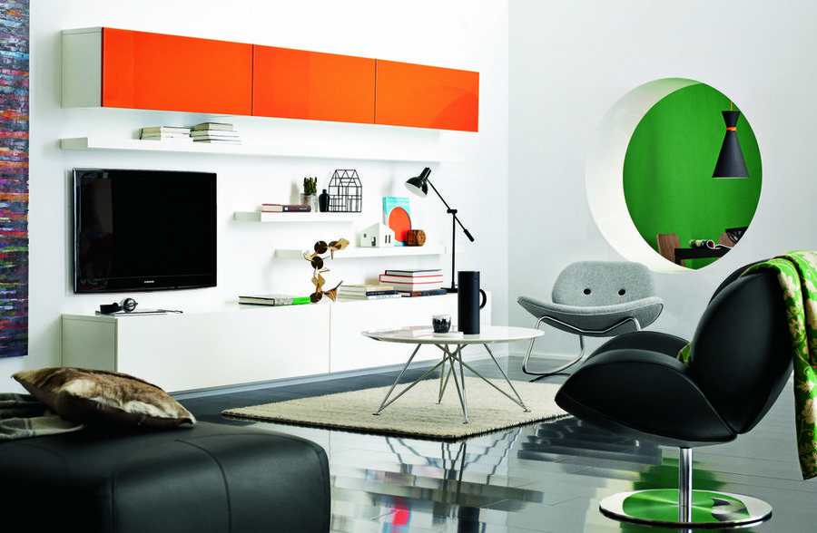 Como todos sabemos, los cuadros además de ser objetos de arte también lo son de decoración, pero no solemos colgar muchas pinturas juntas por temor a que no queden bien. Sin embargo, esta práctica está en alza y con ella se obtienen excelentes resultados.