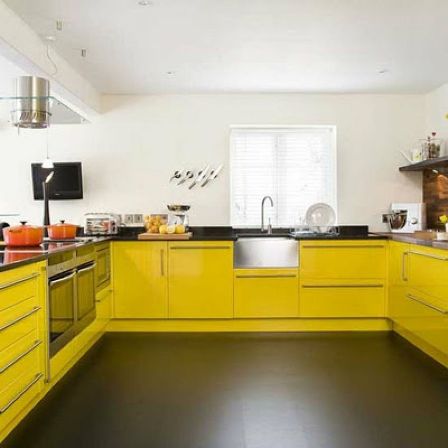 Желтый пол на кухне