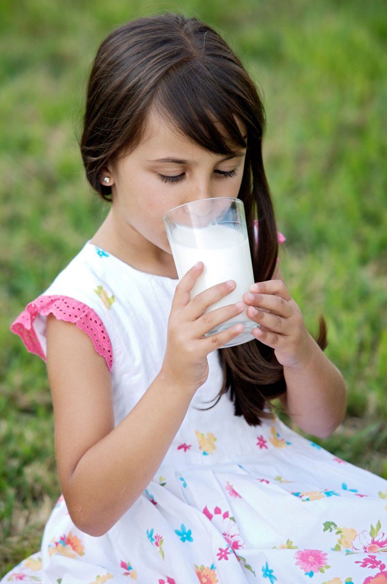 Niña bebiendo Leche