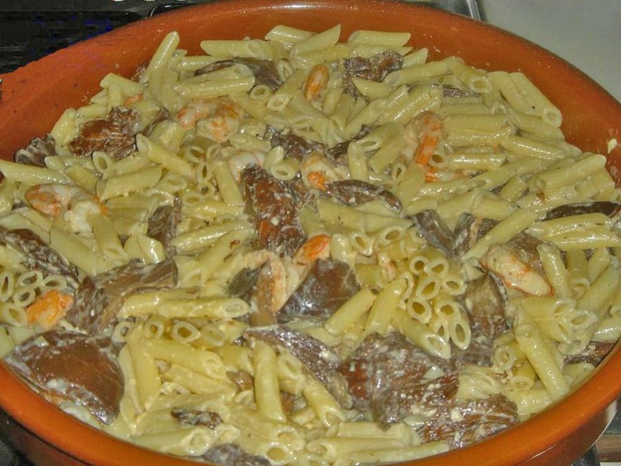 Macarrones con setas y gambas