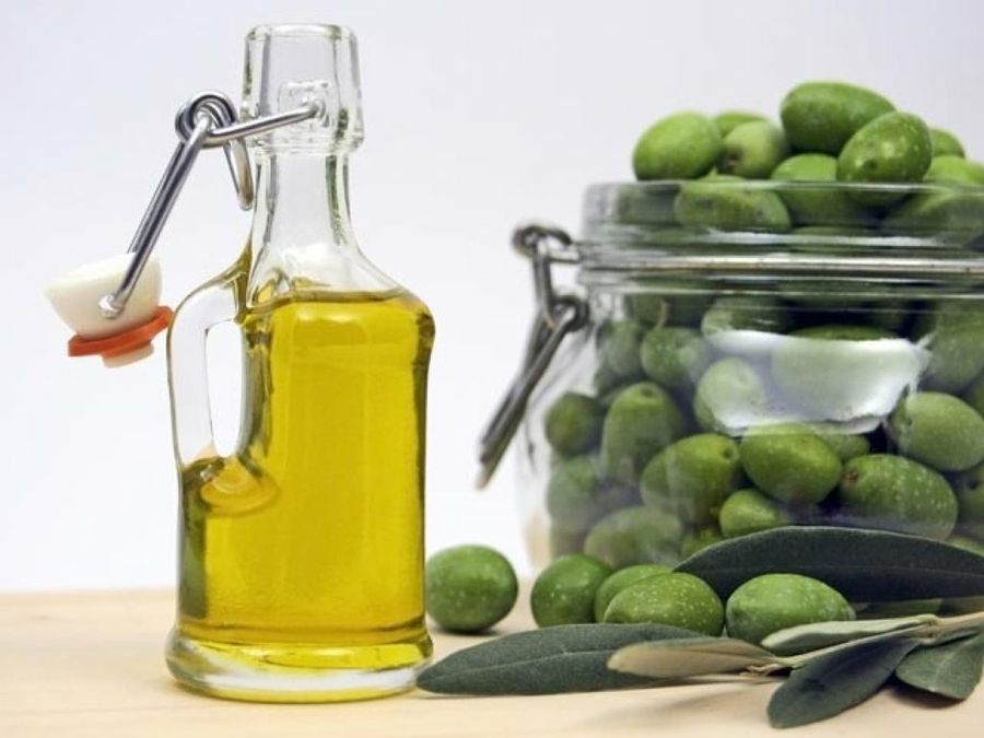 aceite y aceitunas