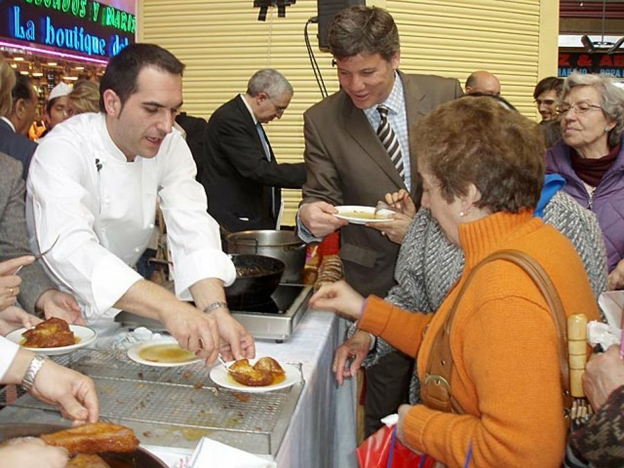 Probando las torrijas