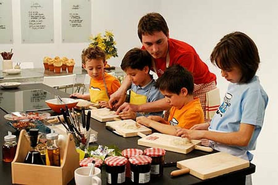 niños cocinando