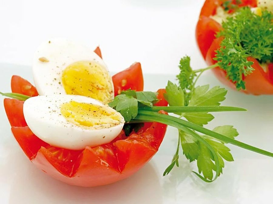tomate con huevo cocido