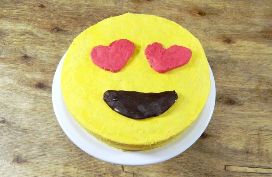 Pastel de Emoji enamorado, ideal para San Valentin | Cocina