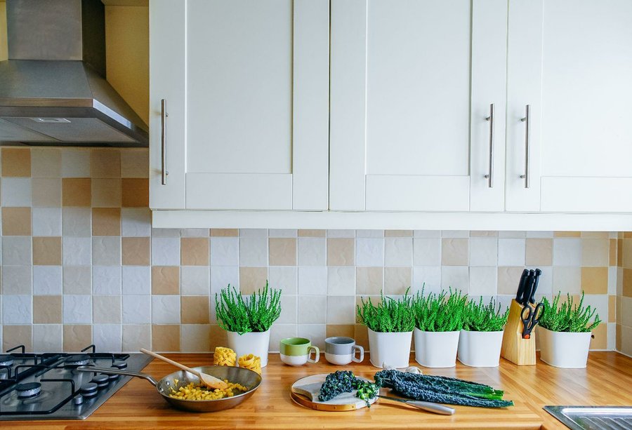 ¿Quieres renovar la cocina y no cuentas con un presupuesto elevado? ¡Esta es la solución! Pintar los azulejos, si lo haces bien, queda genial