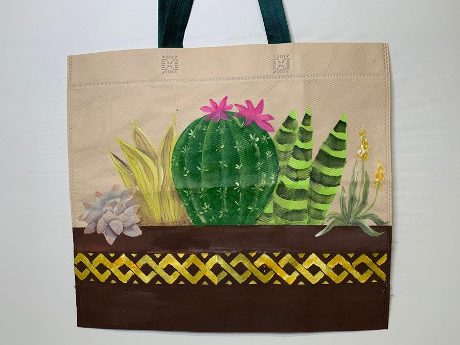 Nuestras bolsas de tela ecológicas ahora también son un lienzo para pintar.  ♻️🎨🖌️ Puedes pintarlas con amigos o familiares para que sea…