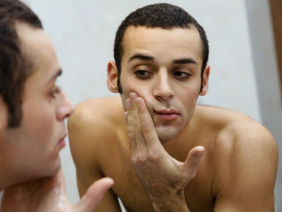 chico mirándose al espejo