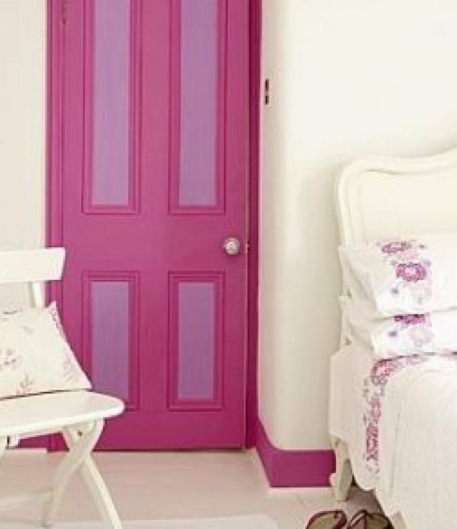Как красиво покрасить дверь. Разноцветные двери в интерьере. Цветные межкомнатные двери. Окрашенная деревянная дверь. Розовые двери в интерьере.