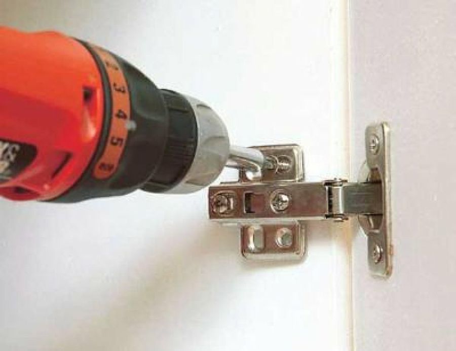 Estar satisfecho Abuso toque Truco para arreglar la bisagra de cazoleta de una puerta de cocina |  Bricolaje
