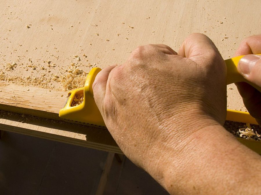 Trabajando el listón con pasadas sucesivas, hacia delante.