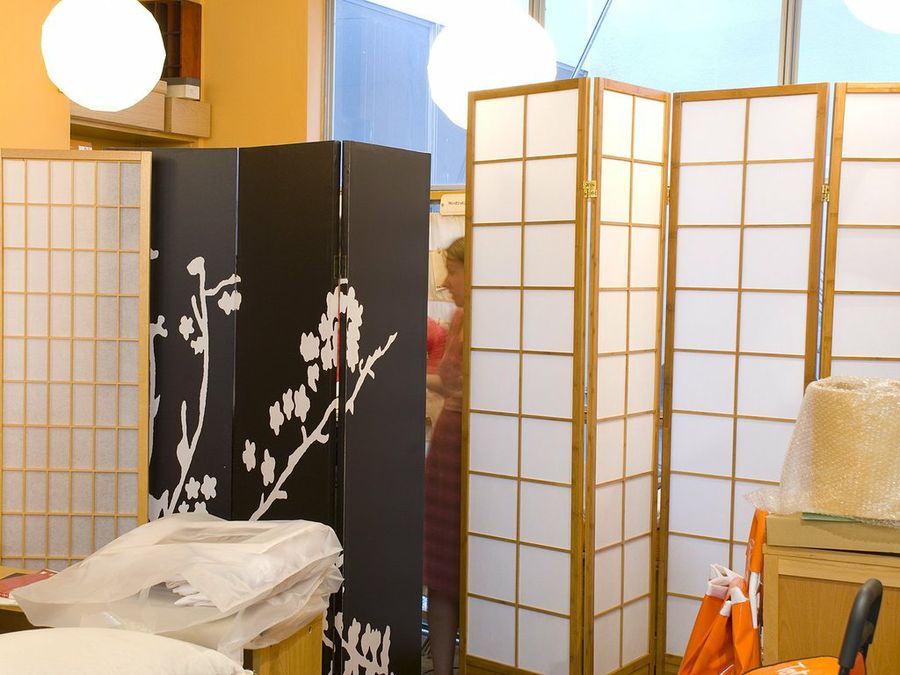 Biombos japoneses con varillas de bambú y papel de arroz.