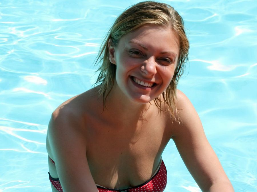 Chica en piscina