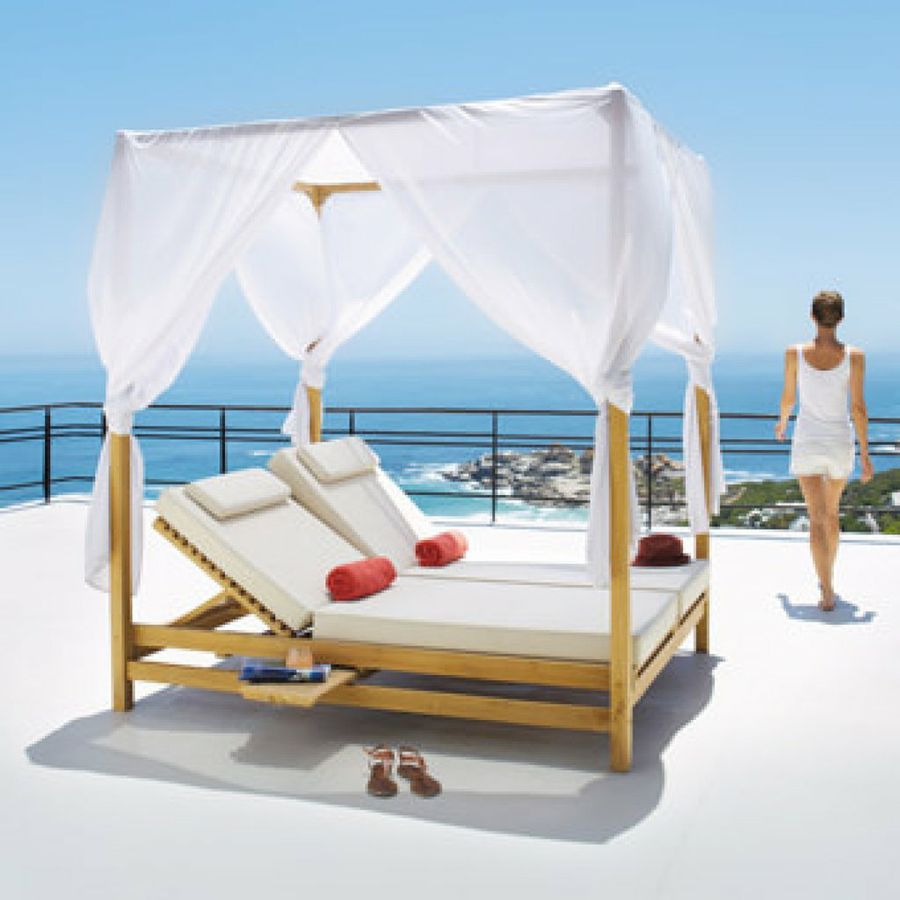 Cama de exterior. decoración de piscina