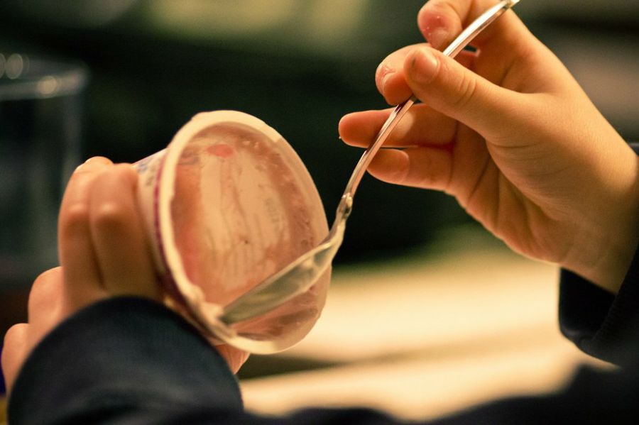  Niño comiendo yogur