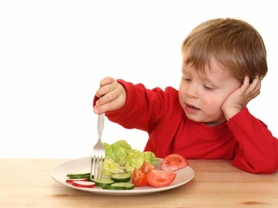 niño comiendo ensalada