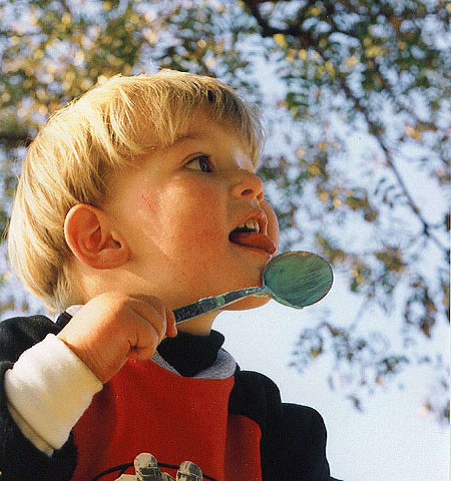niño chupando cuchara