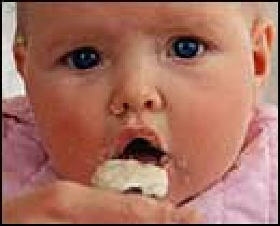 bebé comiendo