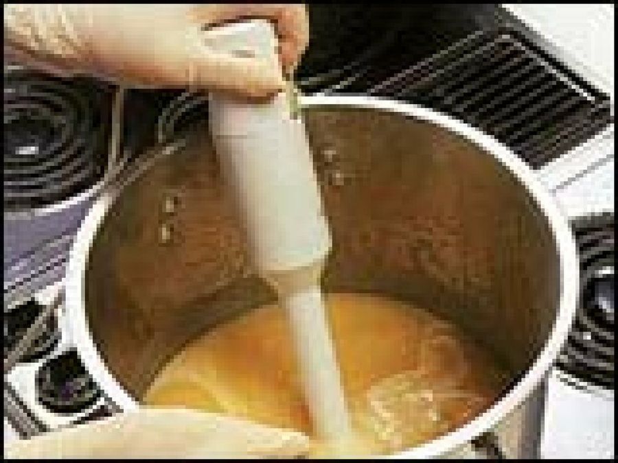 batir mezcla aceite&lejía