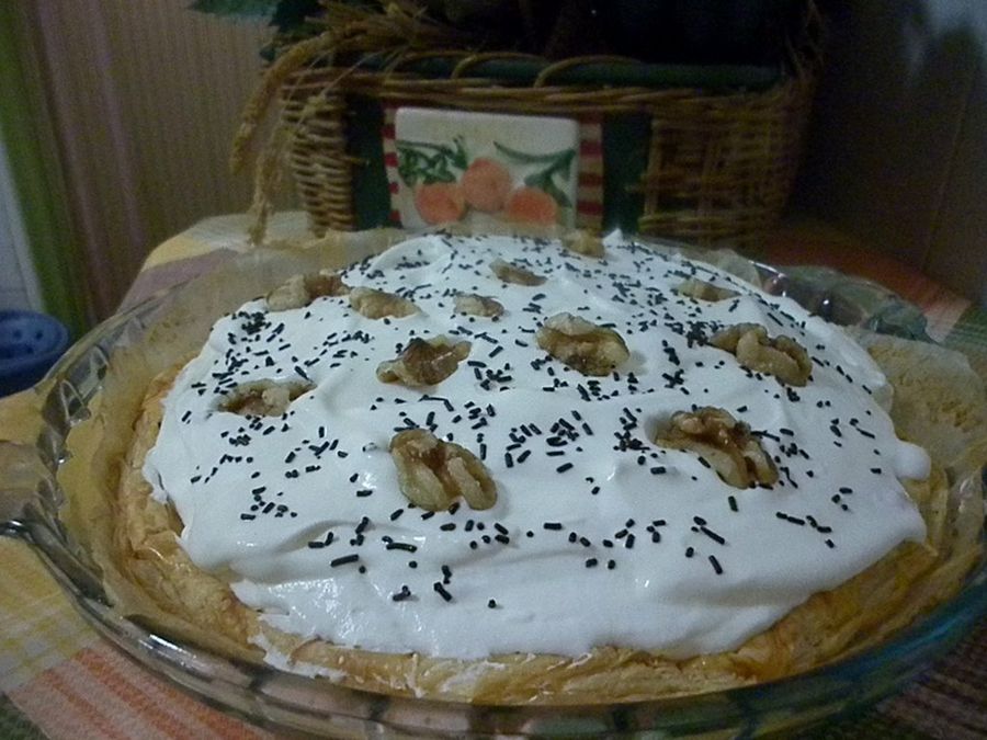  tarta de hojaldre de nata (crema de leche) con virutas de chocolate y nueces