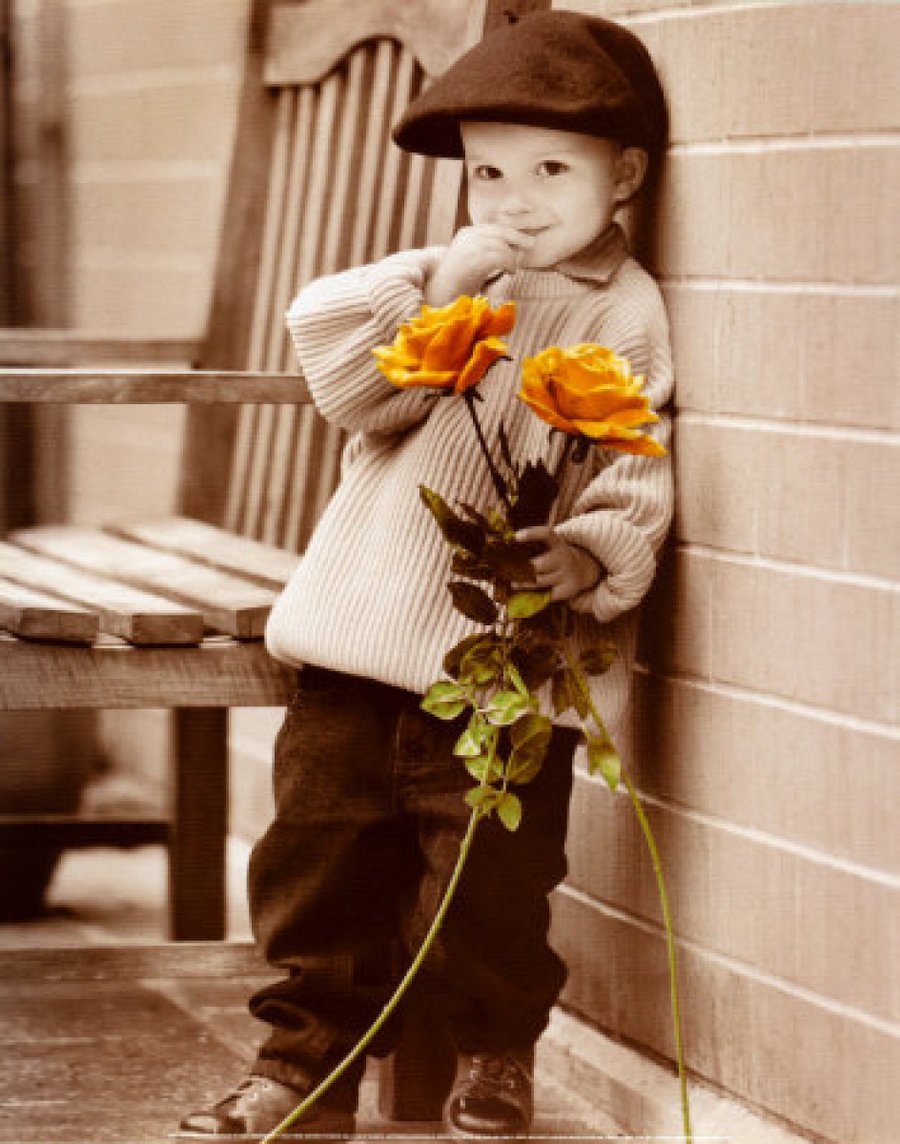 Мальчик дарит цветы