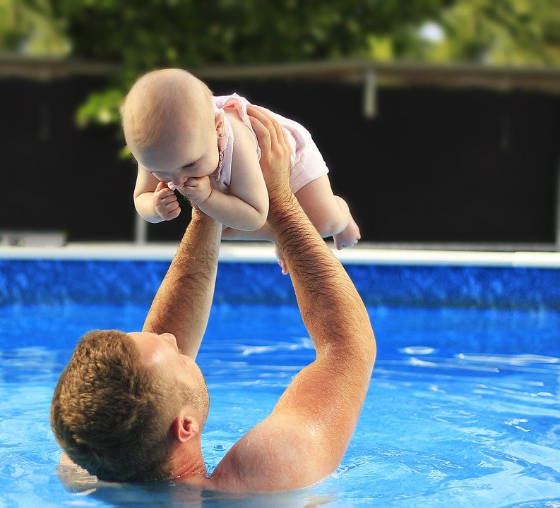 5 trucos para que tu bebé pierda el miedo al agua