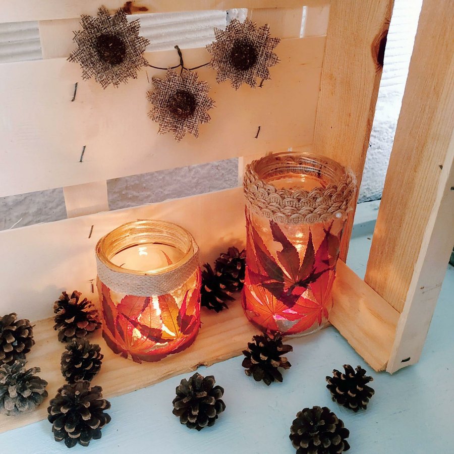 Portavelas con hojas recicladas y botes de cristal Manualidades