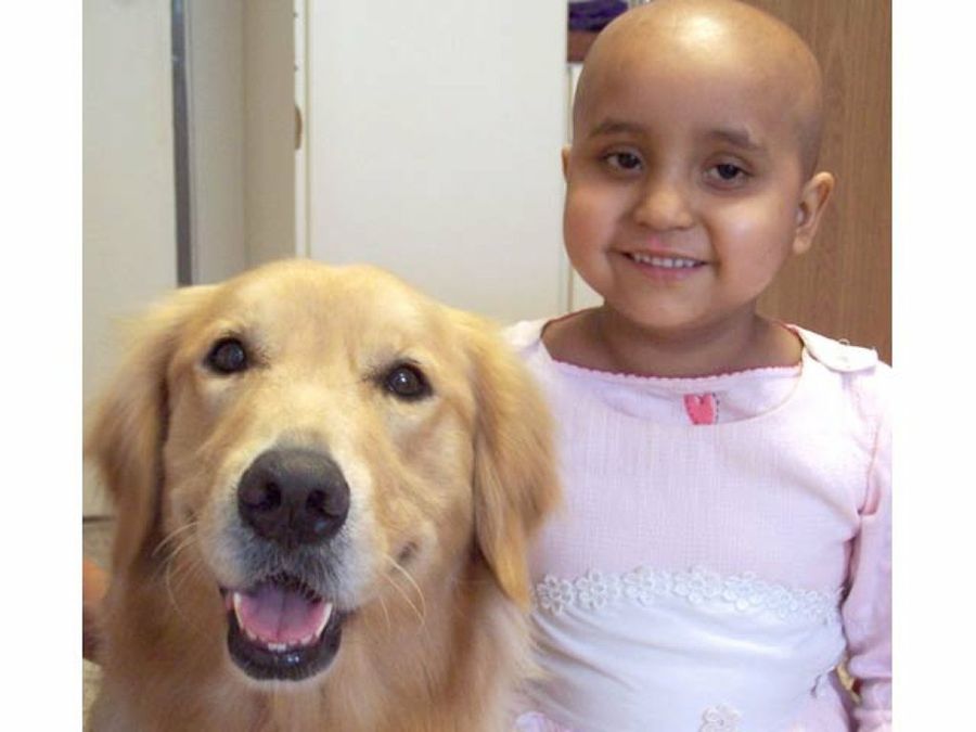 niña enferma con perro