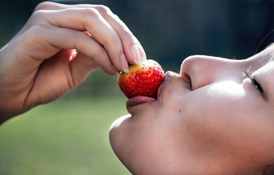 Mujer comiendo fruta