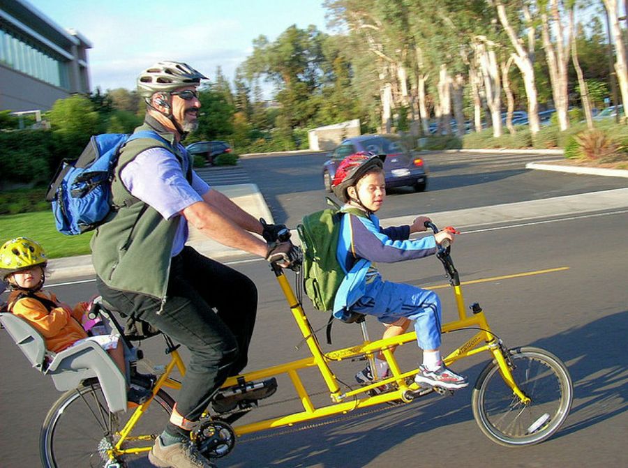 niños en bicicleta