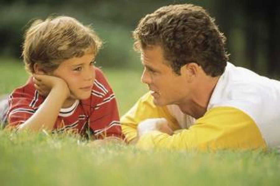 Resultado de imagen de padre escuchando niño