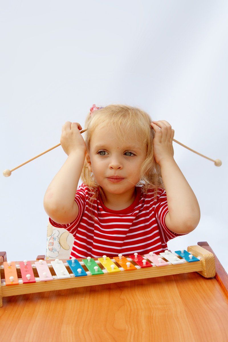 niña xilófono