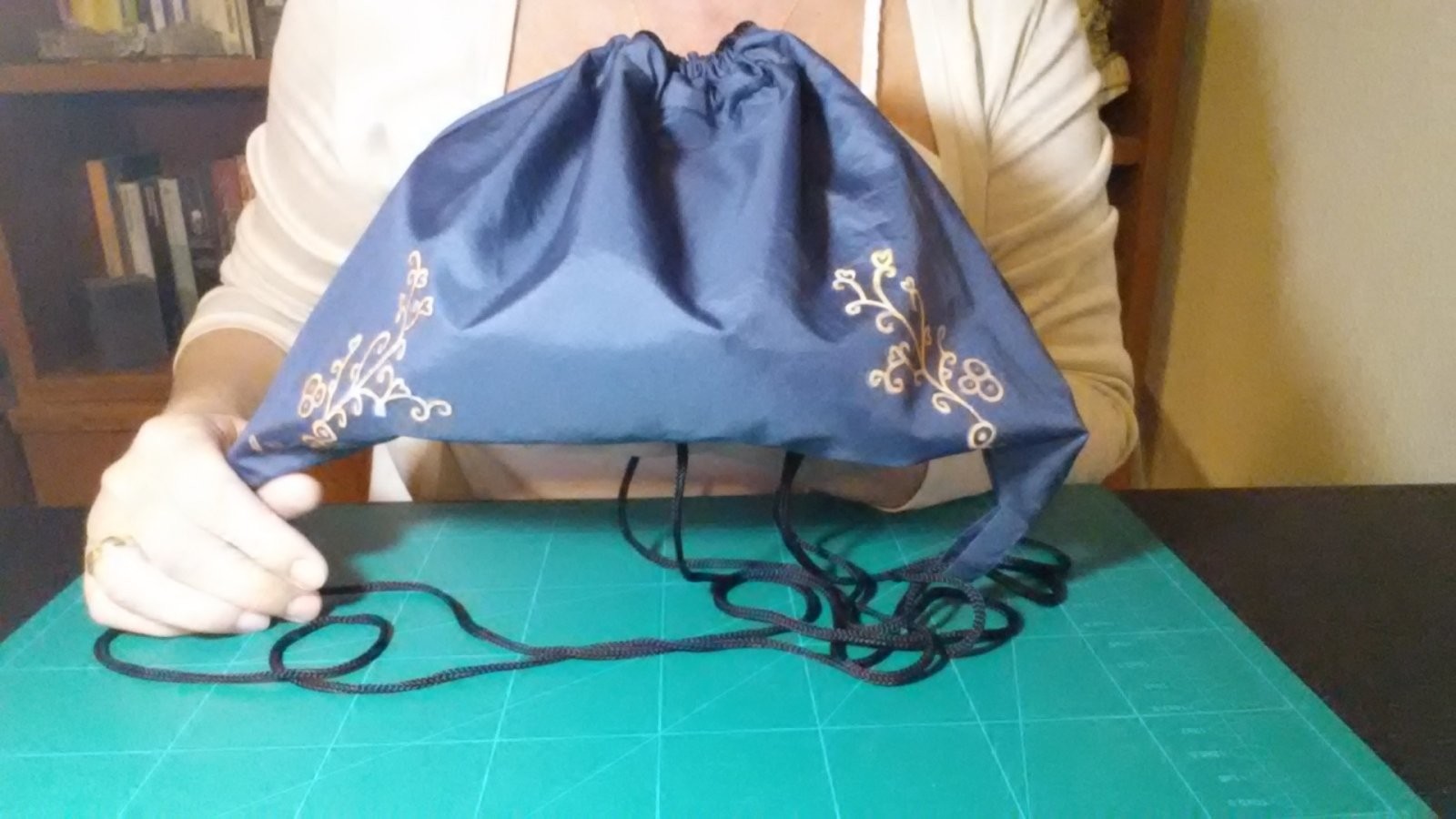 Cómo hacer una mochila con la tela de un paraguas roto