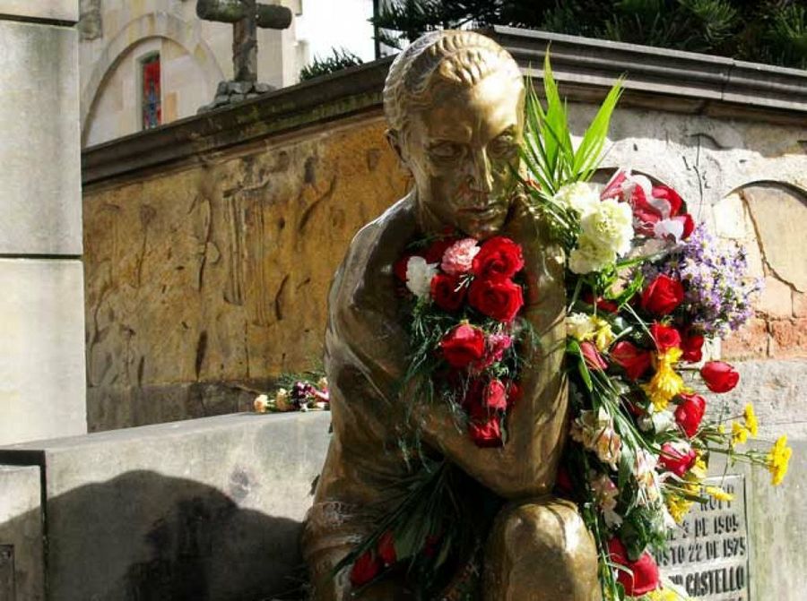 estatua del cementerio