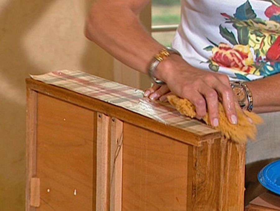 Cómo forrar muebles con papel de pared