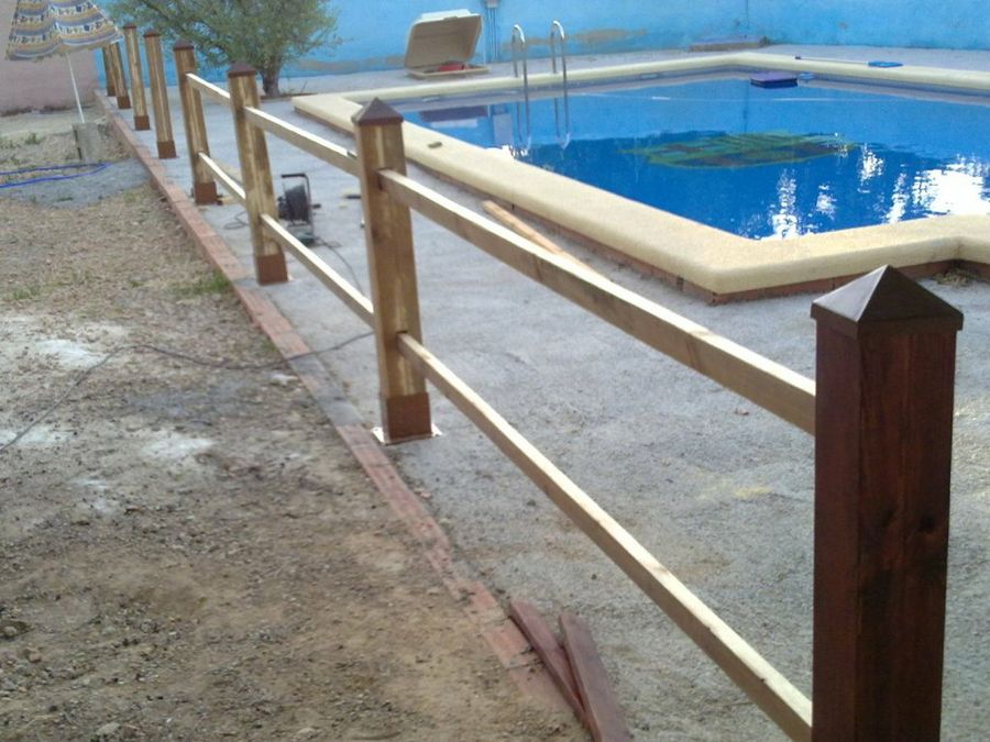 Vallas de madera tratada para piscinas como medida de protección