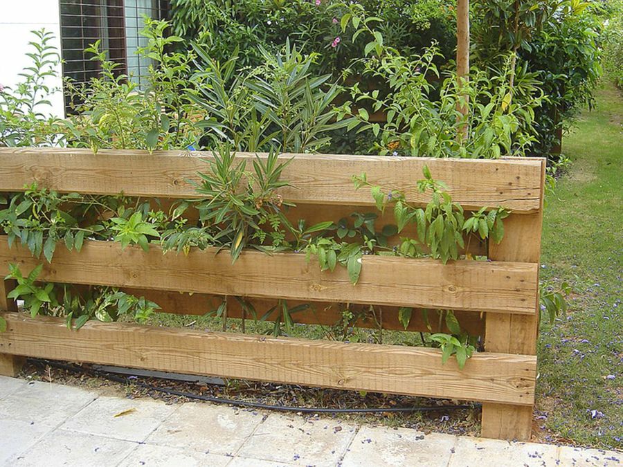 Valla con tablones de obra recicladas